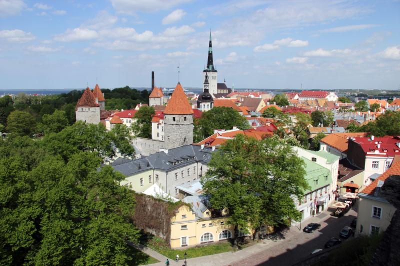 File:Tallinn_Patkuli vaateplats_vaade linnale_esiplaanil Nunne tn.jpg